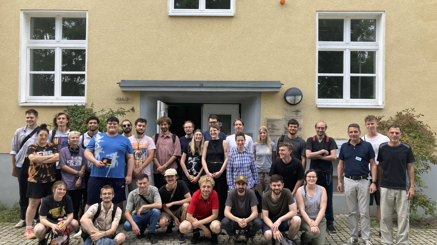 Auf dieser Seite ist eine Bild-Galerie zu sehen. Die Bilder zeigen Studierende bei den Exkursionen im LELF, Botanischen Garten, bei Obstbaubetrieben, in Baumschulen, auf dem Dach mit Dachbegrünung und bei Rijk Zwaan im Bereich Marketing.