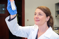 Simone Reber ist Biochemikerin und leitet ein Labor am MPI für Infektionsbiologie. Sie erforscht die Oragnisation von Untereinheiten von Zellen und welche biochemischen und physikalischen Prinzipien hinter dieser Selbstorganisation stecken - auch mit KI. Simone Reber
