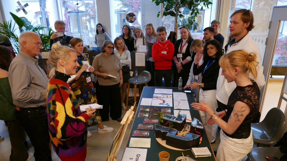 Jule Soltau, BHT (rechts) präsentiert die Arbeit des Teams 5 P2690592