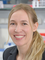 Sabine Hagemann arbeitete am DKFZ in Heidelberg zur epigenetischen Therapie von Krebserkrankungen und forschte anschließend im Bereich Drug Discovery mit der Bayer AG. Bei der Beiersdorf AG leitete sie Projekte zu Hautalterung und Tissue Engineering. Sabine Hagemann