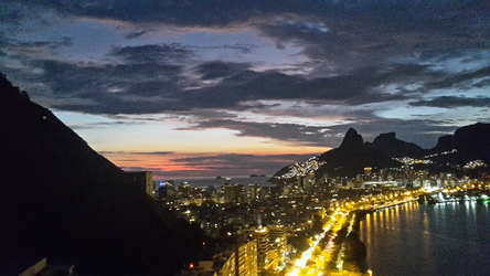 Blick auf Ipanema bei Nacht, dem schicken Stadtteil von Rio de Janeiro
