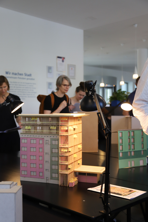 03072025_Vernissage_3_Fotografin_Alexia_Hornig