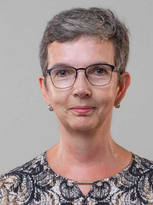Eine aufmerksame Labor-Ingenieurin