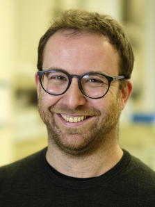 Ein strahelnder Prof